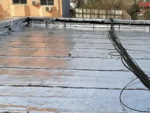 贺州市卫生间漏水维修公司分享下贺州市屋面楼顶防水刚性防水层施工要点。